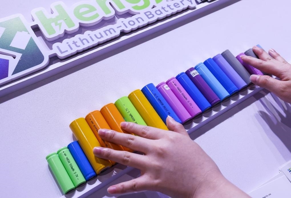 參展商在第135屆廣交會新能源展區(qū)布置鋰電池展品（2024年4月15日攝）。新華社記者 劉大偉 攝