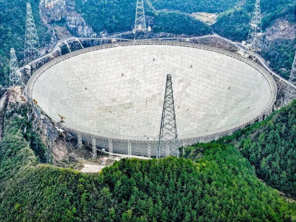 這是2024年2月26日拍攝的位于貴州的“中國天眼”（無人機(jī)全景圖片，維護(hù)保養(yǎng)期間拍攝）。新華社記者 歐東衢 攝