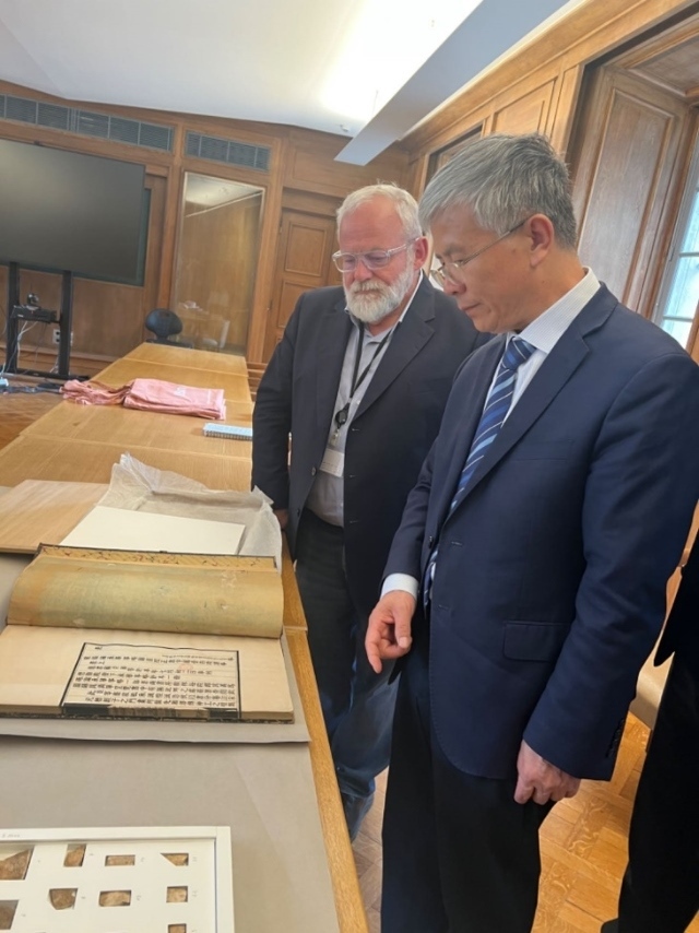 山東大學(xué)校長(zhǎng)李術(shù)才率團(tuán)訪問(wèn)法國(guó)國(guó)家圖書館。山東大學(xué)供圖