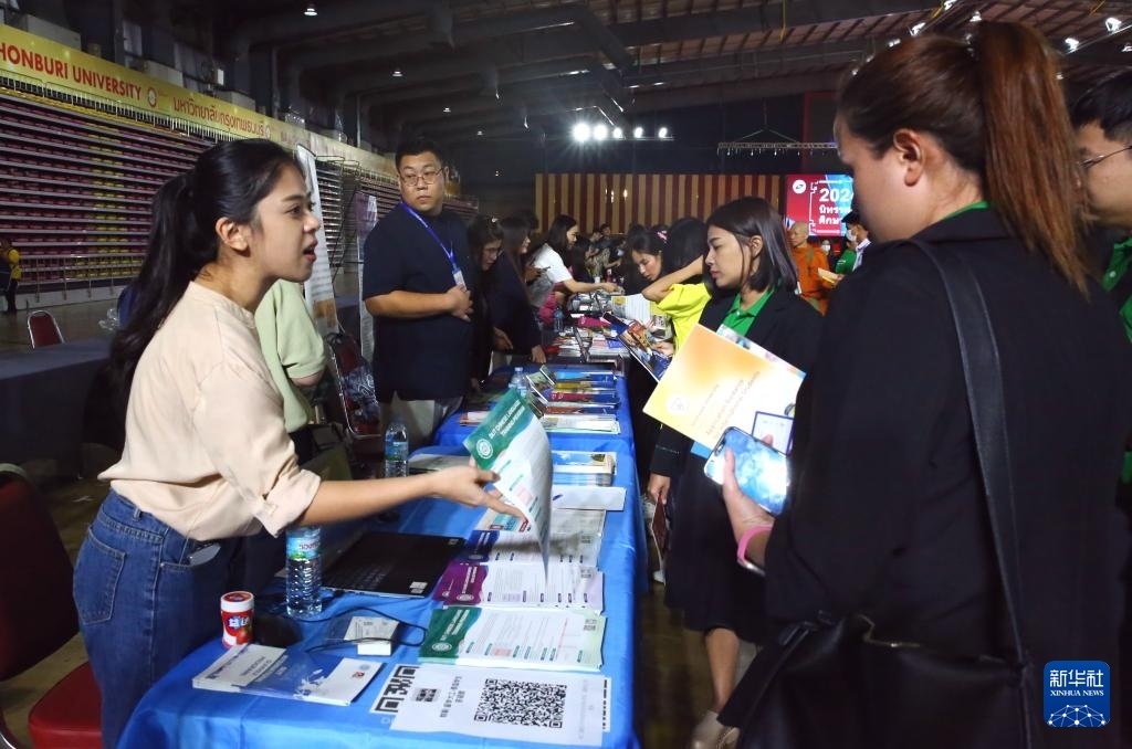 6月22日，在泰國曼谷吞武里大學舉辦的中國高等教育展上，學生在中國高校展臺前了解信息。新華社記者 孫瑋彤 攝