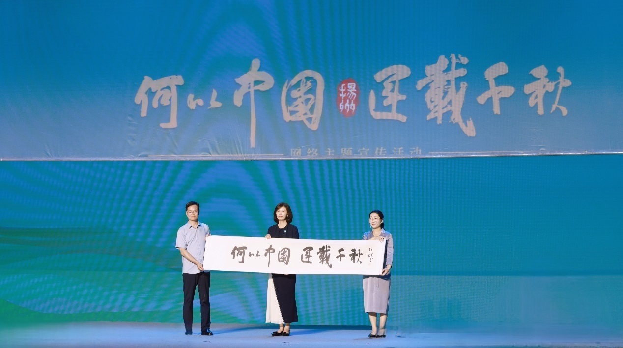 隋唐大運河文化博物館館長曹岳森（左）、揚州中國大運河博物館館長鄭晶（中）、浙東運河博物館負責(zé)人張慧（右）共同展卷。