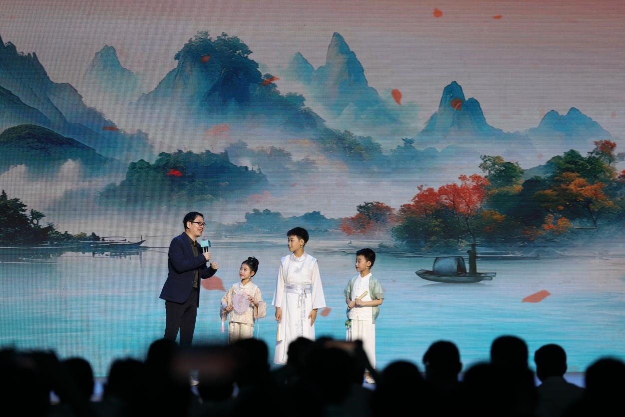 南京師范大學(xué)教授酈波（左一）與2024中國詩詞大會選手張可兒（左二）、姜敬曦（右二），揚州市邗江區(qū)實驗學(xué)校蔣王小學(xué)學(xué)生陸俊屹（右一）趣談大運河詩詞文化。