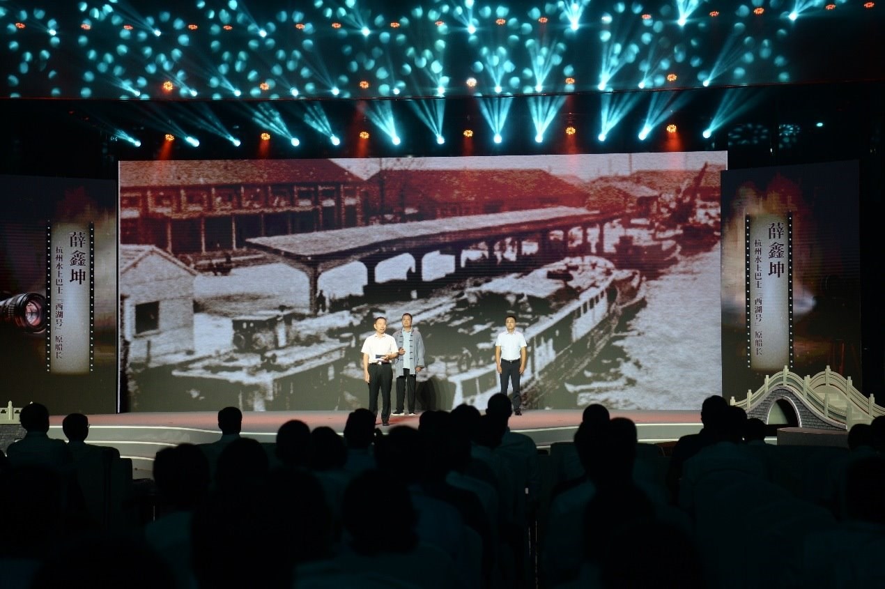 杭州水上巴士“西湖”號原船長薛鑫坤（左）、窯灣古鎮(zhèn)漁民藝術(shù)團團長沈召明（中）、港航潤楊6060貨船主楊杰偉（右）現(xiàn)場講述。