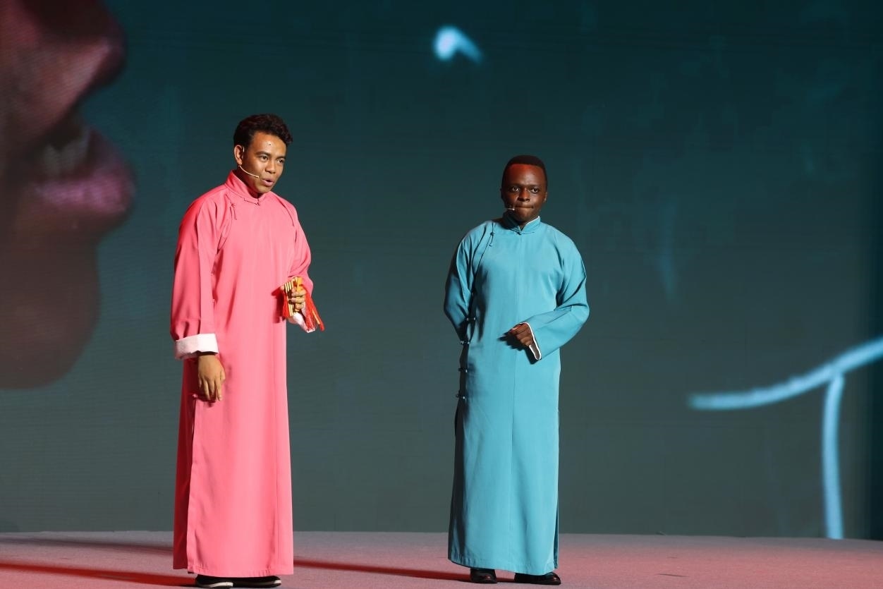 來自馬達加斯加的北京外國語大學(xué)教師唐磊（左）和來自肯尼亞的天津師范大學(xué)博士生孔愛凱（右）說唱大運河。