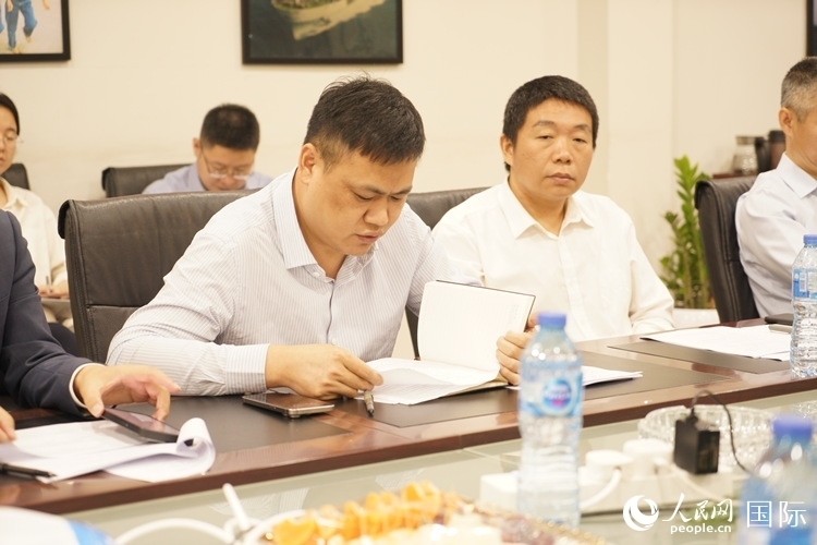 新當(dāng)選尼日利亞中國(guó)礦業(yè)聯(lián)合會(huì)會(huì)長(zhǎng)中國(guó)和聯(lián)公司董事長(zhǎng)李輝發(fā)言。人民網(wǎng)記者 姜宣攝