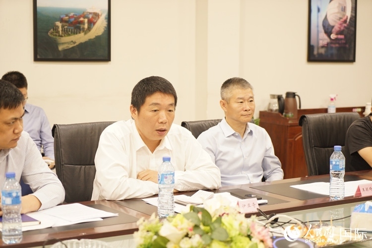 駐尼日利亞使館領(lǐng)僑處主任伊亞奇（中）講話。人民網(wǎng)記者 姜宣攝