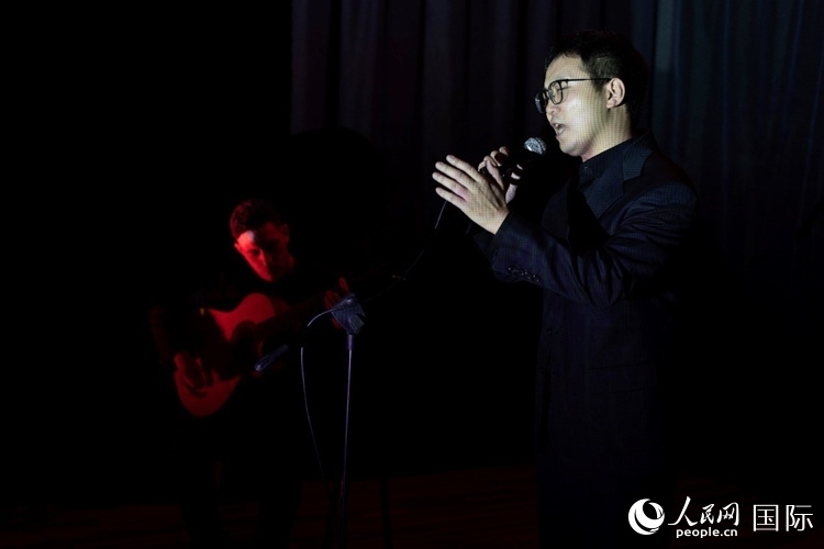 歌曲表演。馬丁·薩巴拉攝