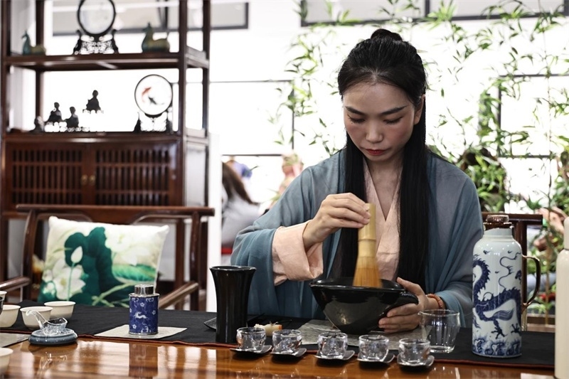 茶藝師現(xiàn)場展示宋式點茶。拉巴特中國文化中心供圖