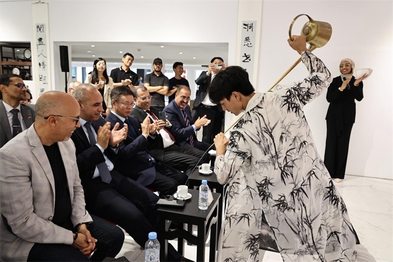 長嘴壺斟茶。拉巴特中國文化中心供圖