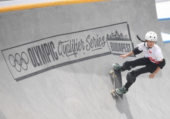 6月20日，鄭好好在比賽中，她在預(yù)賽中最佳成績?yōu)?2.60分。當(dāng)日，巴黎奧運會資格系列賽布達佩斯站滑板女子碗池預(yù)賽在布達佩斯舉行。新華社記者 賀燦鈴 攝