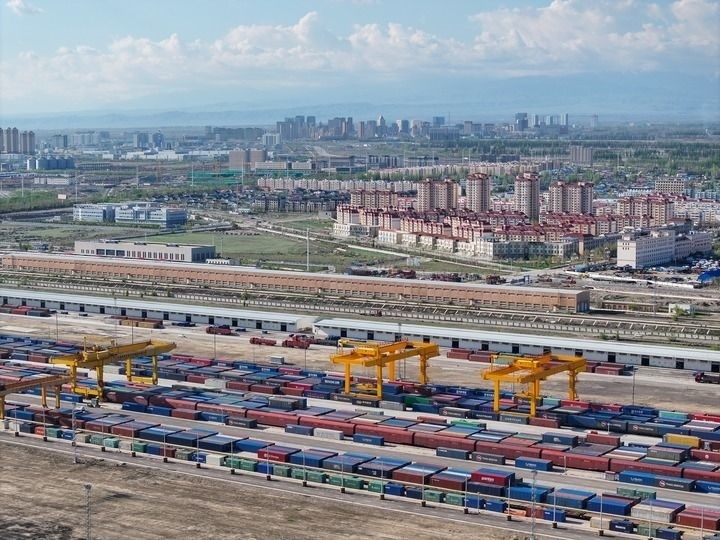 這是2024年4月18日拍攝的霍爾果斯鐵路口岸換裝場（無人機照片）。新華社記者 趙戈 攝