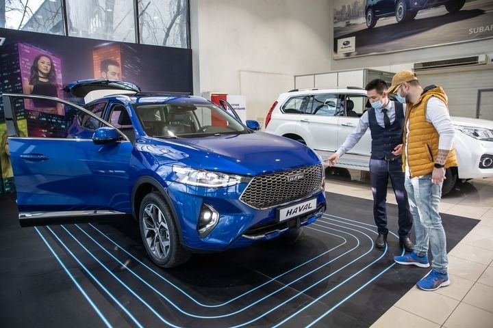 2021年4月1日，銷售人員在哈薩克斯坦阿拉木圖市經(jīng)銷商店向消費者介紹哈弗汽車。新華社發(fā)（阿斯塔納汽車公司供圖）