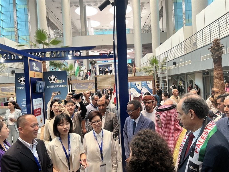 沙特廣播電視局首席執(zhí)行官、阿廣聯(lián)主席穆罕默德（右二）、阿廣聯(lián)秘書長(zhǎng)蘇萊曼（右三）等阿拉伯國家嘉賓參觀展臺(tái)。主辦方供圖