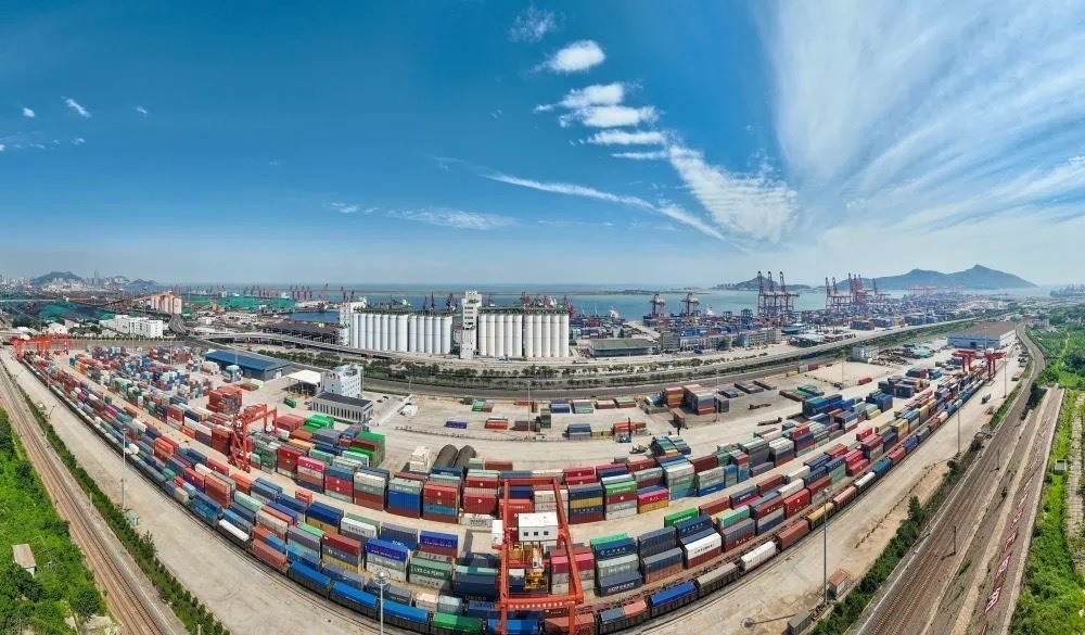 中哈連云港物流合作基地及集裝箱碼頭。（圖源：新華社）