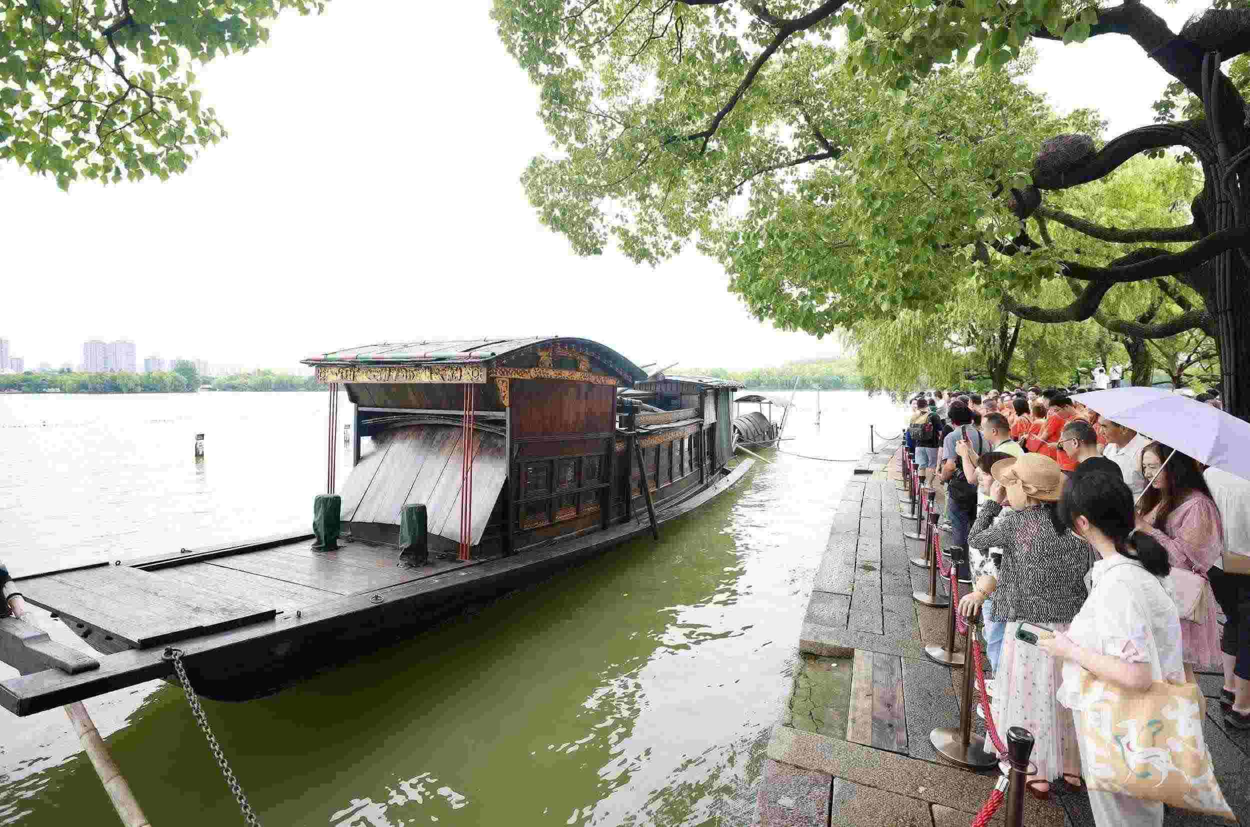 浙江嘉興，游客在南湖景區(qū)湖心島瞻仰紅船，感悟“紅船精神”。（圖片來源：視覺中國）