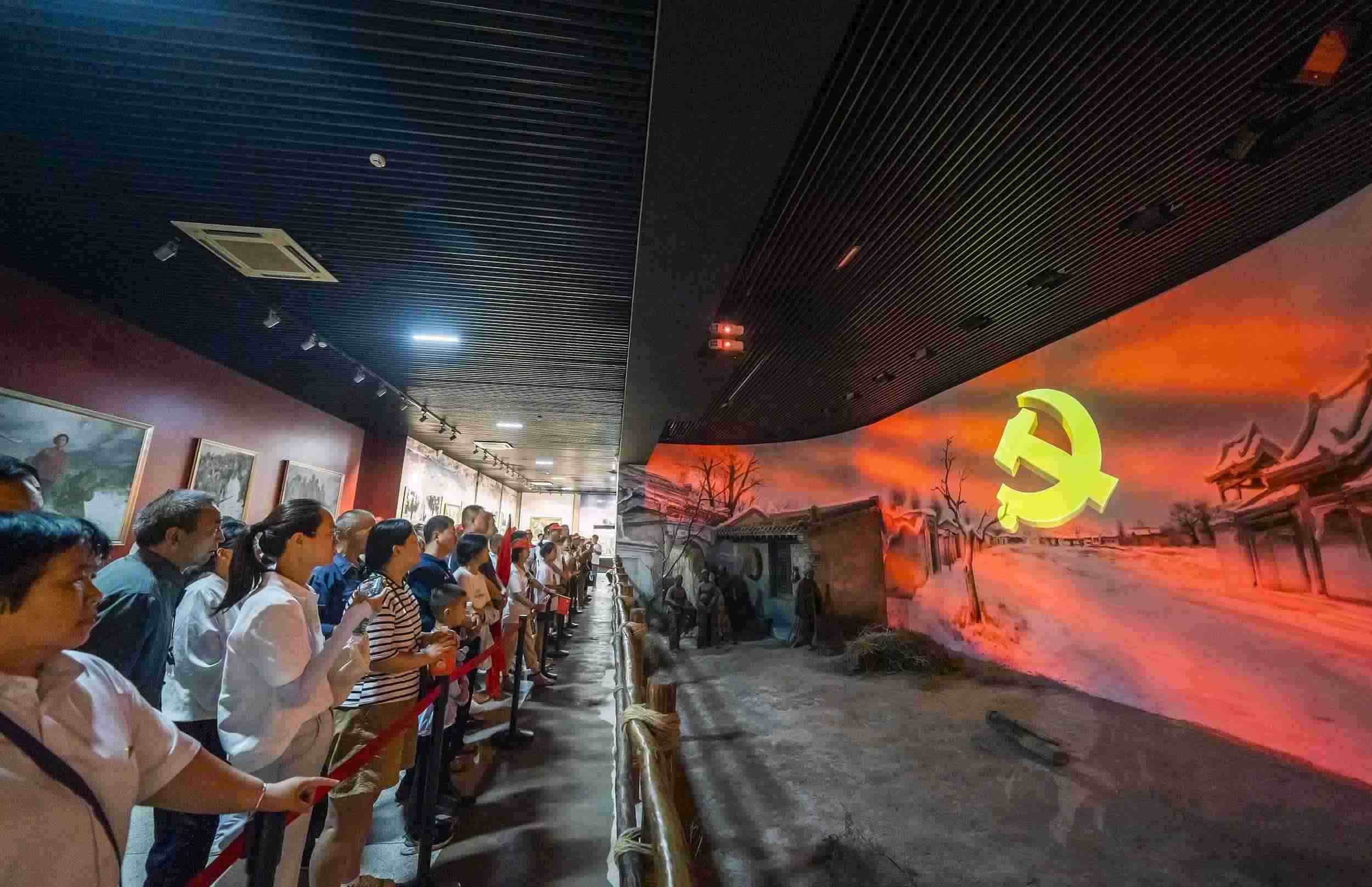 山西呂梁，游客正在文水縣劉胡蘭紀(jì)念館參觀。（圖片來源：視覺中國）