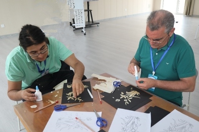 葡萄牙魯班工坊師生制作麥秸畫。