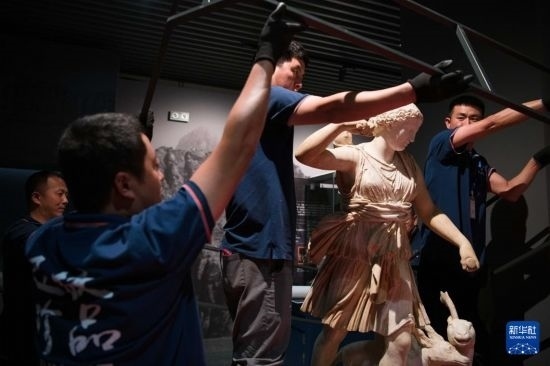 7月2日，工作人員將開箱后的古希臘文物放置在展臺上。新華社記者 張端 攝