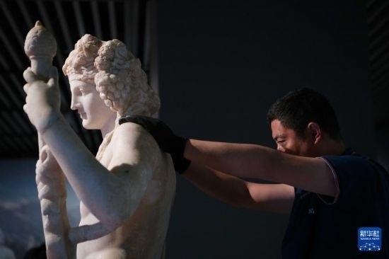 7月2日，工作人員將開箱后的古希臘文物放置在展臺上。新華社記者 張端 攝