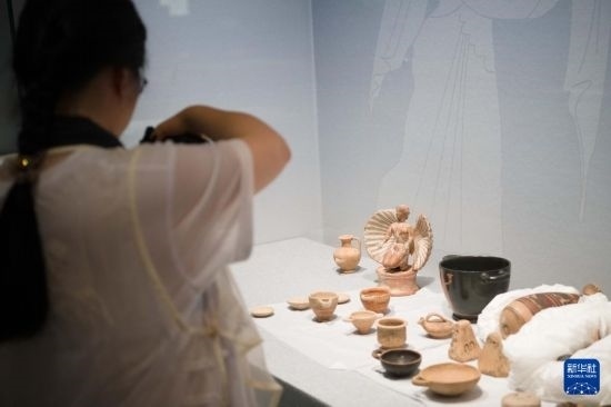 7月2日，開箱后的古希臘文物被工作人員移入展柜。新華社記者 張端 攝