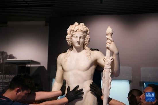7月2日，工作人員將開箱后的古希臘文物放置在展臺上。新華社記者 張端 攝