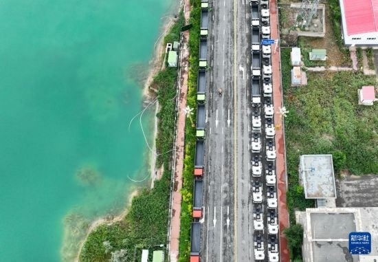 7月2日，車輛在巴克圖口岸有序出境（無人機照片）。新華社發(fā)（馬丁 攝）
