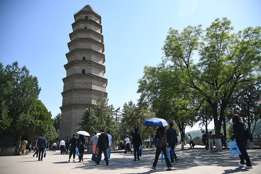 圖為2024年5月7日，游客在延安寶塔山參觀。 新華社記者 張博文 攝