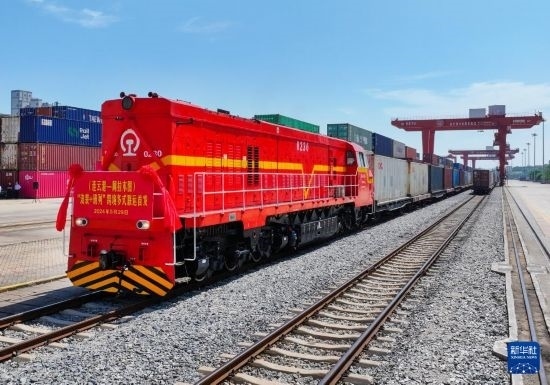 5月29日，在中哈連云港物流合作基地，首列連云港-阿拉木圖“滾裝+班列”跨境多式聯(lián)運(yùn)專列整裝待發(fā)（無(wú)人機(jī)照片）。新華社發(fā)（王健民 攝）