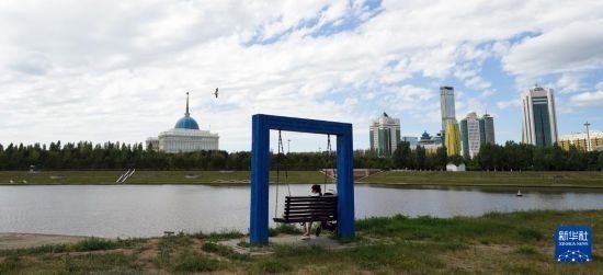 6月30日，一名女子在哈薩克斯坦首都阿斯塔納伊希姆河畔休息。新華社記者 王建華 攝