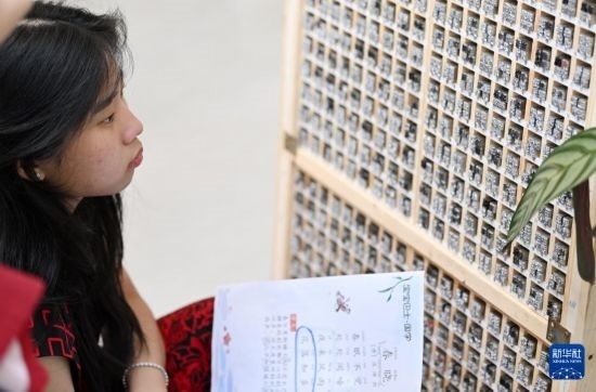 7月3日，外國學生在了解中國的活字印刷。新華社記者 李然 攝