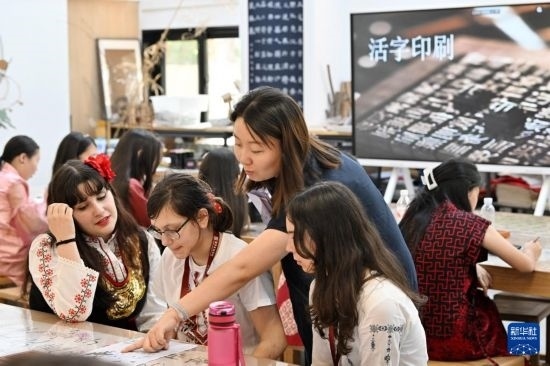 7月3日，外國學生在了解中國文化。新華社記者 李然 攝