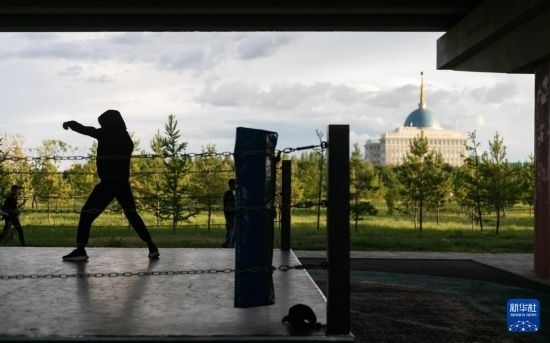 7月2日，在哈薩克斯坦首都阿斯塔納，一名男子在橋下運動場練習拳擊。新華社記者 白雪騏 攝