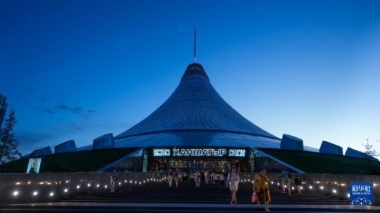 這是7月1日在哈薩克斯坦首都阿斯塔納拍攝的“可汗之帳”購物中心。新華社記者 王建華 攝