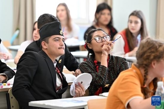 7月3日，外國學生在學習中國文化。新華社記者 李然 攝