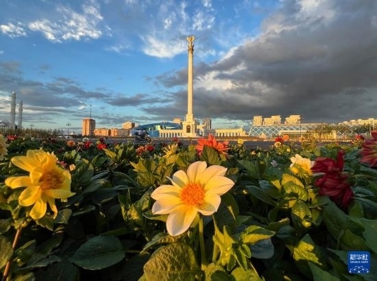 這是7月2日拍攝的哈薩克斯坦首都阿斯塔納獨立廣場。新華社記者 岳月偉 攝