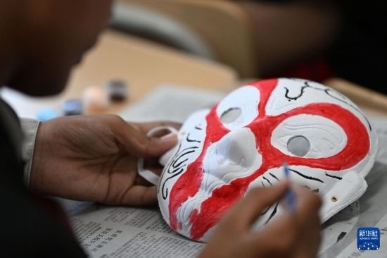 7月3日，外國學生在繪制京劇臉譜。新華社記者 李然 攝