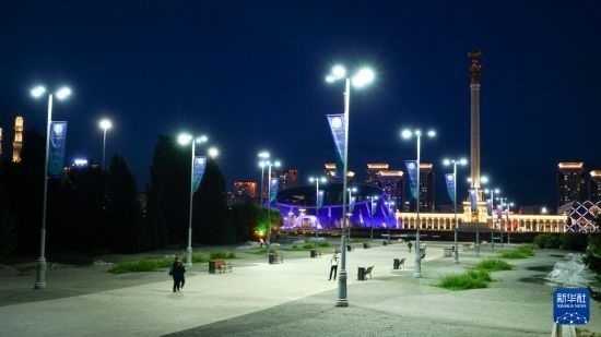 這是7月2日在哈薩克斯坦首都阿斯塔納拍攝的獨立廣場上的紀(jì)念柱（右后）。新華社記者 王建華 攝