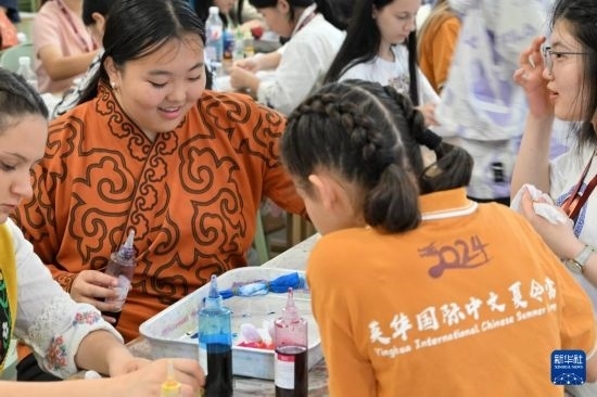 7月3日，外國學生在了解中國的染布技術。新華社記者 李然 攝