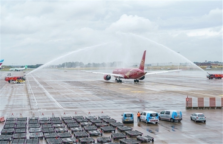 圖為布魯塞爾-上海返程航班出發(fā)前，布魯塞爾機(jī)場(chǎng)方面為返程航班舉行水門(mén)儀式。吉祥航空供圖