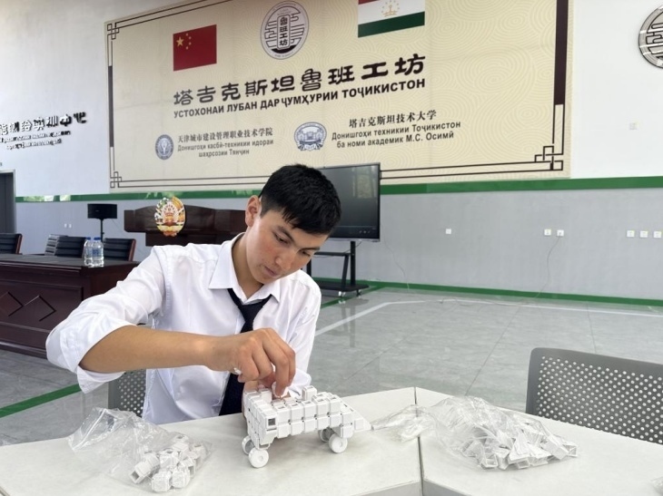 在塔吉克斯坦魯班工坊內(nèi)，學(xué)員正在操作能力源創(chuàng)新套件。本報(bào)記者 屈佩 攝