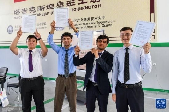 7月3日，在塔吉克斯坦首都杜尚別，魯班工坊赴華留學生展示錄取通知書。新華社記者 曹陽 攝