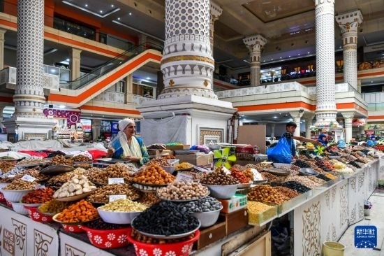 這是6月27日在塔吉克斯坦首都杜尚別拍攝的大巴扎內(nèi)景。新華社記者 曹陽 攝