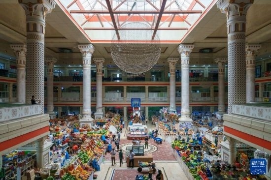 這是7月1日在塔吉克斯坦首都杜尚別拍攝的大巴扎內(nèi)景。新華社記者 周荻瀟 攝