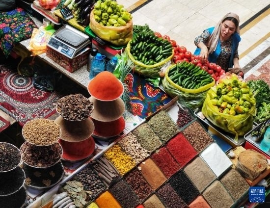 這是7月3日在塔吉克斯坦首都杜尚別拍攝的大巴扎內(nèi)景。新華社記者 燕雁 攝