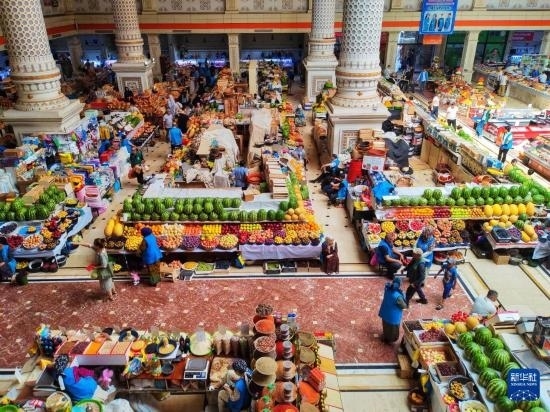這是7月3日在塔吉克斯坦首都杜尚別拍攝的大巴扎內(nèi)景。新華社記者 燕雁 攝