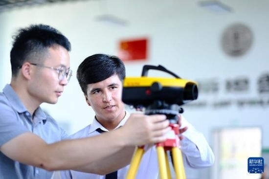6月14日，在塔吉克斯坦首都杜尚別的魯班工坊，來自天津城市建設管理職業(yè)技術學院的老師（左）指導學生。新華社記者 鄭開君 攝