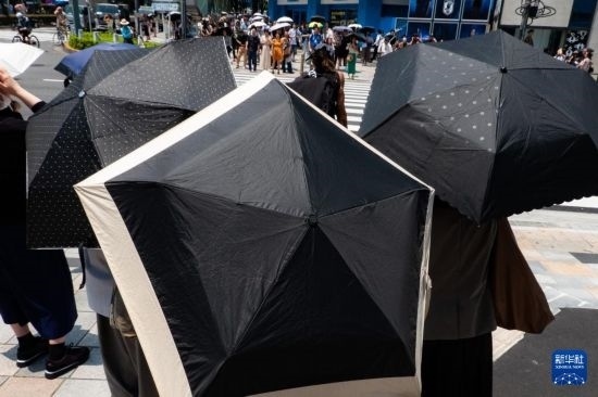 7月4日，人們在日本東京原宿的街道上等待紅綠燈。新華社記者 張笑宇 攝