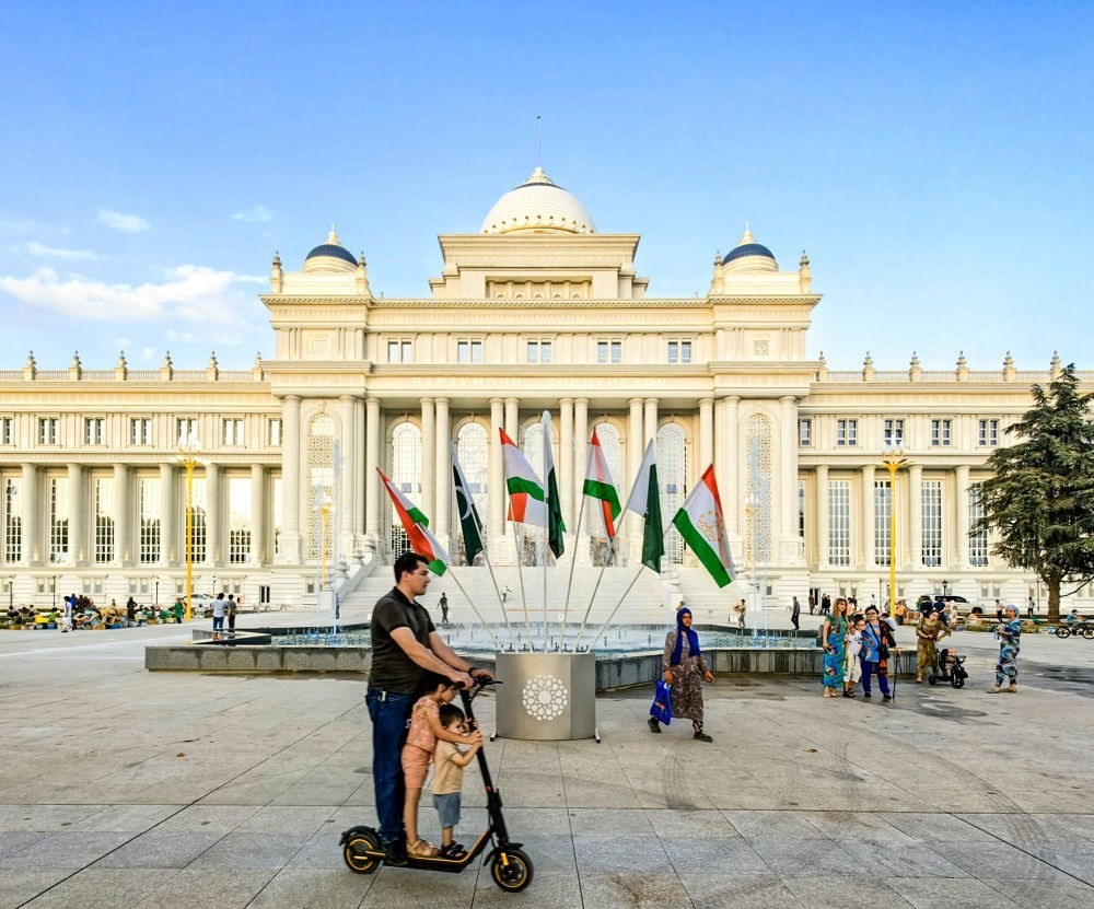 2024年7月1日，人們?cè)谒怂固棺h會(huì)大樓前的廣場(chǎng)上休閑。