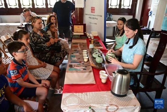 7月4日，在馬耳他桑塔露琪亞市的中國古典園林“靜園”，人們欣賞中國茶藝表演。新華社發(fā)（喬納森·博格 攝）