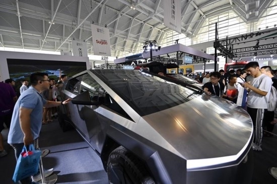 在天津舉行的2024世界智能產(chǎn)業(yè)博覽會(huì)上，觀眾在特斯拉展臺(tái)參觀（6月22日攝）。新華社記者 李然 攝
